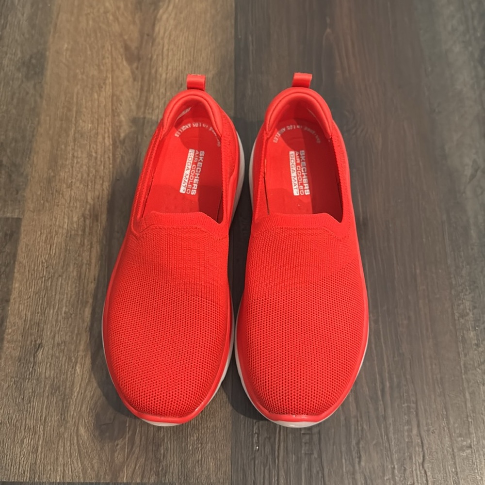 Skechers Womens Vibrant Red Slip-On Sneakers size 7 New - Picture 2 of 4
